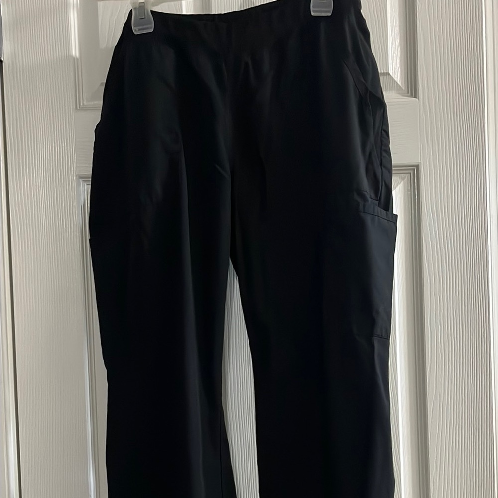 Women’s Black Cargo Scrub Pants by Cherokee size XL petite.